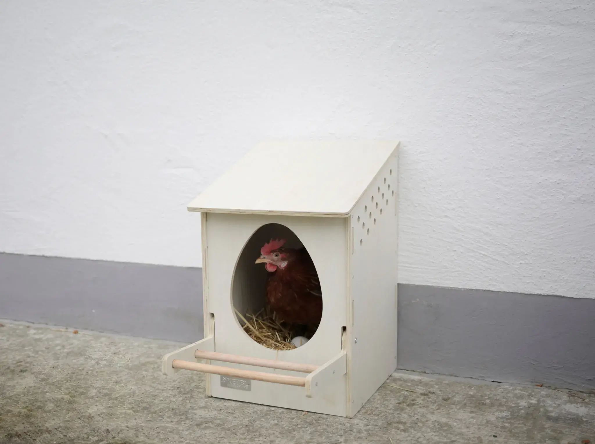 KERBL Legenest aus Holz mit klappbarer Sitzstange